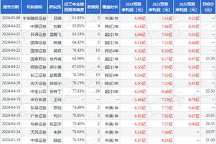 裁判回看狄龙肘击 范弗里特不满：我被肘击的时候你们怎么不看？